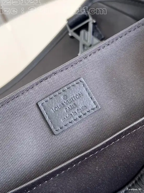 First bag ru Voyager LOUIS Messenger PM-33*22.5*11CM VUITTON 0611